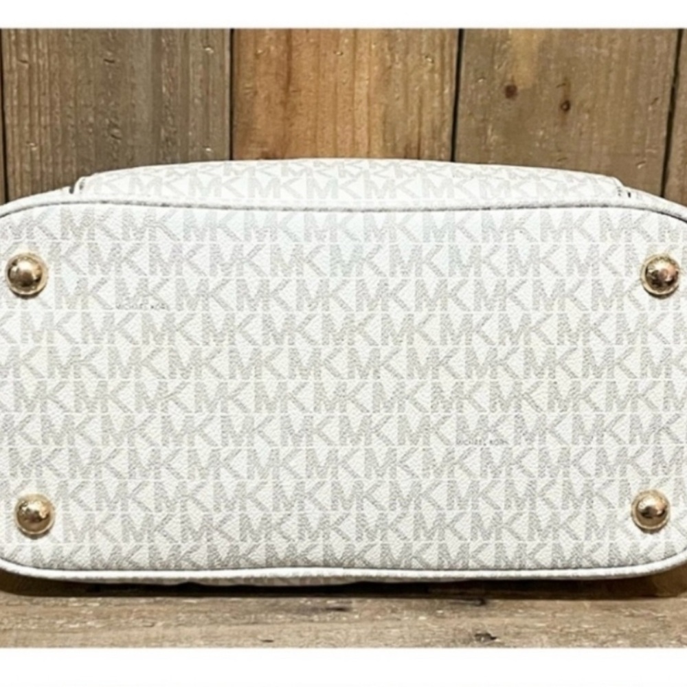 Michael Kors Elegant Cream and Tan Tote EUC
No call outs - Picture 5 of 5